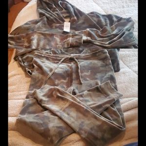 NWT Bundle American Eagle soft camo jogger set